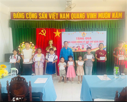 LIÊN ĐOÀN LAO ĐỘNG HUYỆN PHÚ QUÝ TRAO QUÀ “THÁNG HÀNH ĐỘNG VÌ TRẺ EM” NĂM 2025